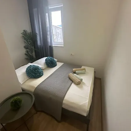Skender * Podstrana
